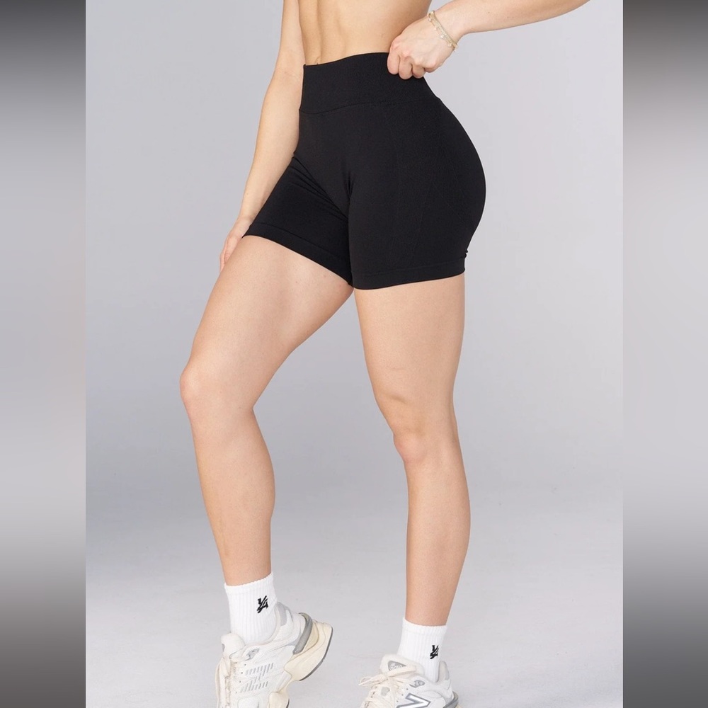 Young LA W148 CURVE HOURGLASS SHORTS 5" in black